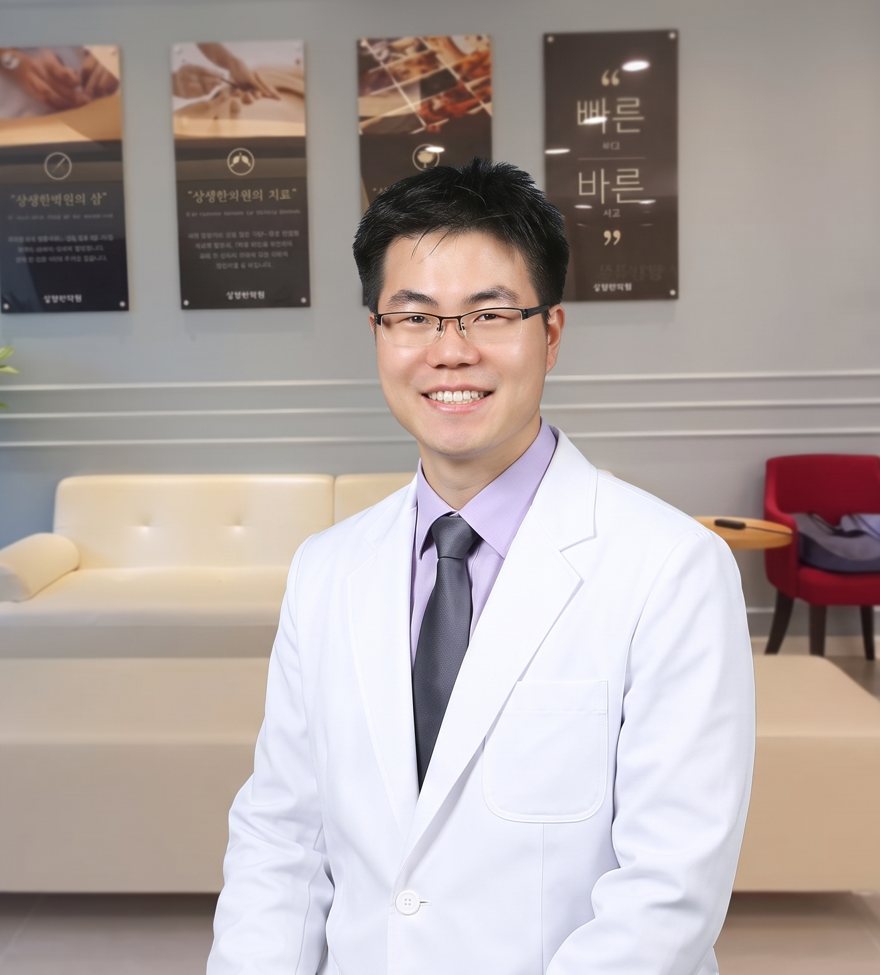상생한의원 대기실에서 미소 짓는 김태훈 원장