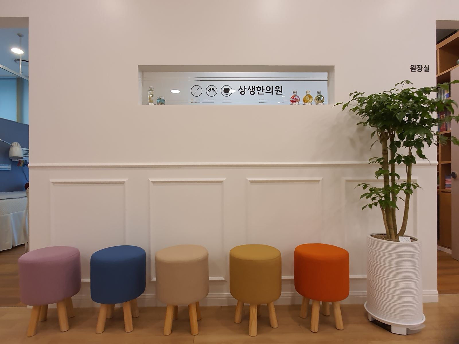 상생한의원 진료실 앞 대기석